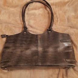 Verkaufe Schwarz-Graue Damen Leder Handtasche, mit 4 Innfenfächern, Handytasche, mit Reißverschluss oben, 40 cm lang, 20 cm hoch, ungebrauchter Zustand.