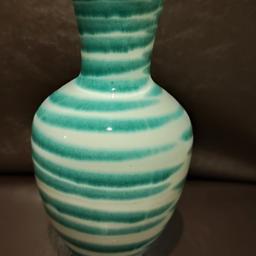 Original Gmundner Keramik... Vase... grün geflammmt... Zustand sehr schön...
Höhe 16 cm
Durchmesser oben 5, 5 cm
nicht angeschlagen... nicht kaputt... Nichtraucher Haushalt... Tierfreier Haushalt...