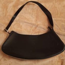 Verkaufe Tosca Blu Damen Lederhandtasche, schwarz, zwei Innenfächer, Reißverschluss, 30 cm lang, 13 cm hoch, gebrauchter Zustand.