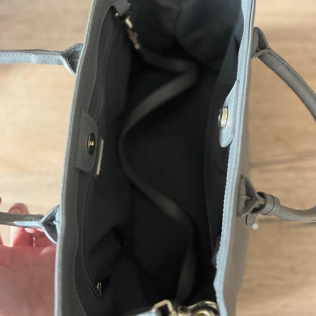Verkaufe sehr gut erhaltene Furla Handtasche in grau/beige.
Innen ist ein Reißverschluss.
Mit Gürtel zum Umhängen
B 30 x H 32 (21) x T 15 cm