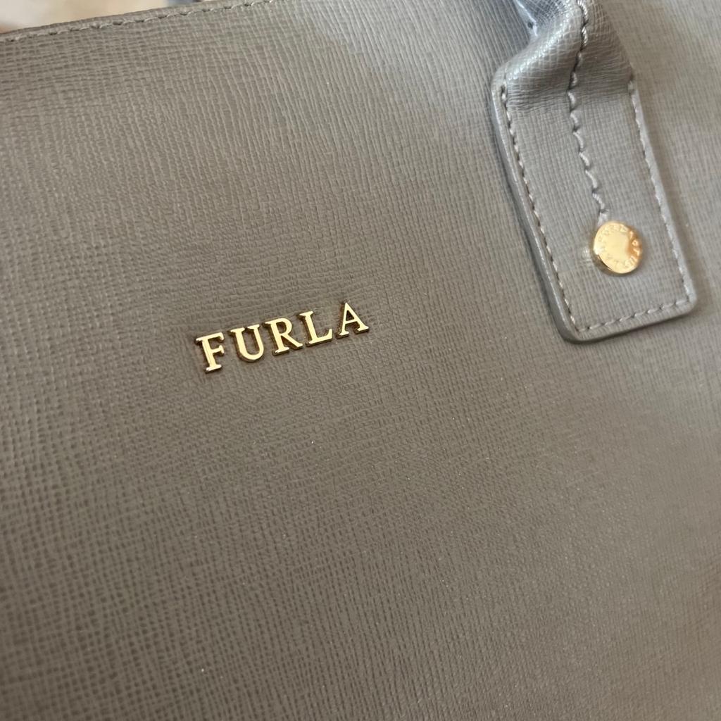 Verkaufe sehr gut erhaltene Furla Handtasche in grau/beige.
Innen ist ein Reißverschluss.
Mit Gürtel zum Umhängen
B 30 x H 32 (21) x T 15 cm