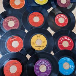 12 Vinyl Single Musik Schallplatten 
Zum Anhören oder kreativ sein, basteln...
Versand möglich 
Verkauf unter Ausschluss jeglicher Gewährleistung und Garantie...