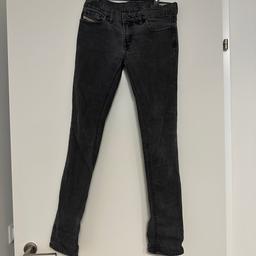 Jeans Hose von Diesel in grau 
Rechte hintere Hosentasche hat ein schönes Muster 
wie neu
Größe: W27 L32