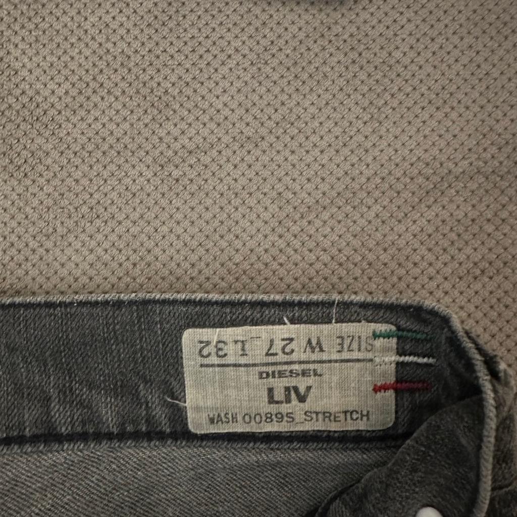 Jeans Hose von Diesel in grau
Rechte hintere Hosentasche hat ein schönes Muster
wie neu
Größe: W27 L32