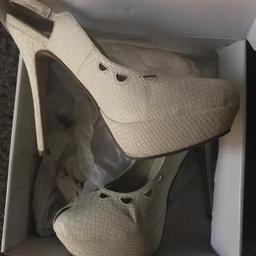 Beautiful heels with still good none worn down heels in clean condition, size 7.

Pick up only.