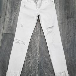 Zara Womens White Skinny Jeans
Size uk; M/38
Used very good condition! Clean & fresh ready to used !