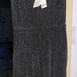 Größe:36
Farbe:Schwarz-Silber
Leichter weicher Jumpsuit mit SpaghettiTräger,Zugband in der Taile,2 Eingrifftasche,bequeme Beinweite.
ZuzüglichVersandkosten ca.2,50€