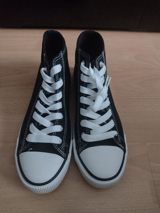 Buy & Sell South West London Clapham Junction - South West London - Photos for Brand new Black canvas high top trainers