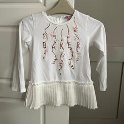 Girls Ted Baker top and bottoms set

Age 4-5

Does have a mark on the top, please see photo