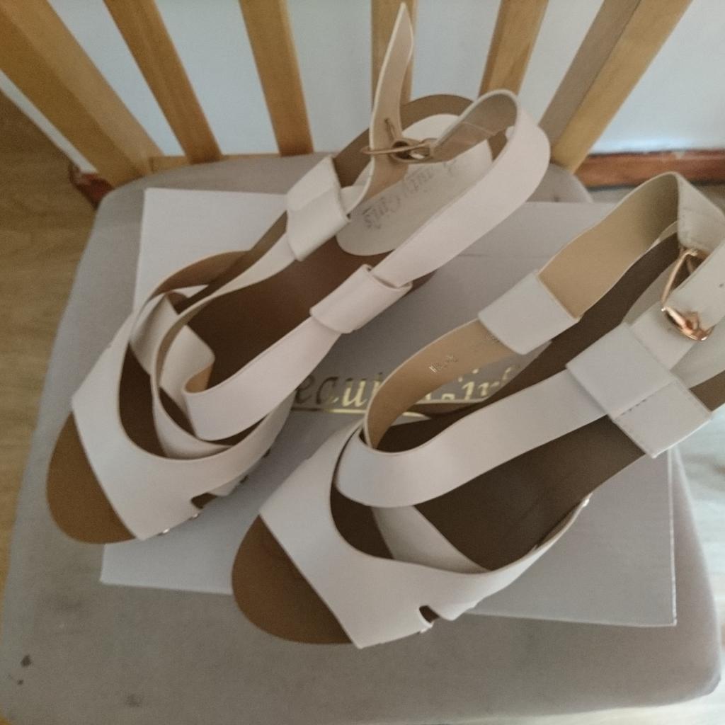 Ladies wedged shoes /sandals
Size 6
Brand new
White with gold studs and buckle.
Sorry but I don't post.