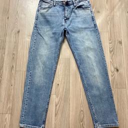 - die Jeans ist in einem sehr guten Zustand
- die Größe ist 44

Der Preis enthält die Versandkosten inklusive.

Preisvorschläge möglich!