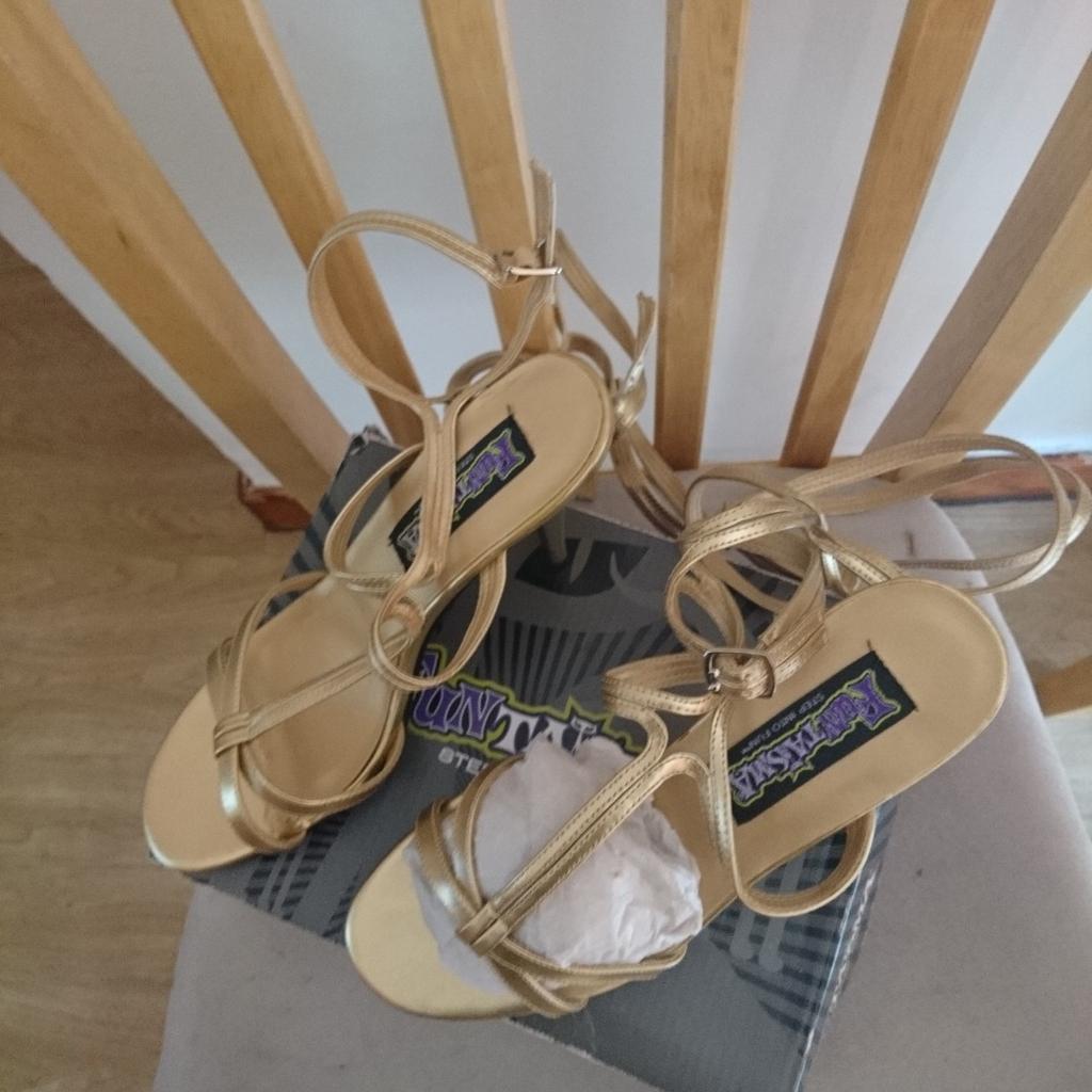 Brand new ladies shoes
Size 4.5
Gold colour
Roman type wrapping around your legs
Sorry but I don't post.