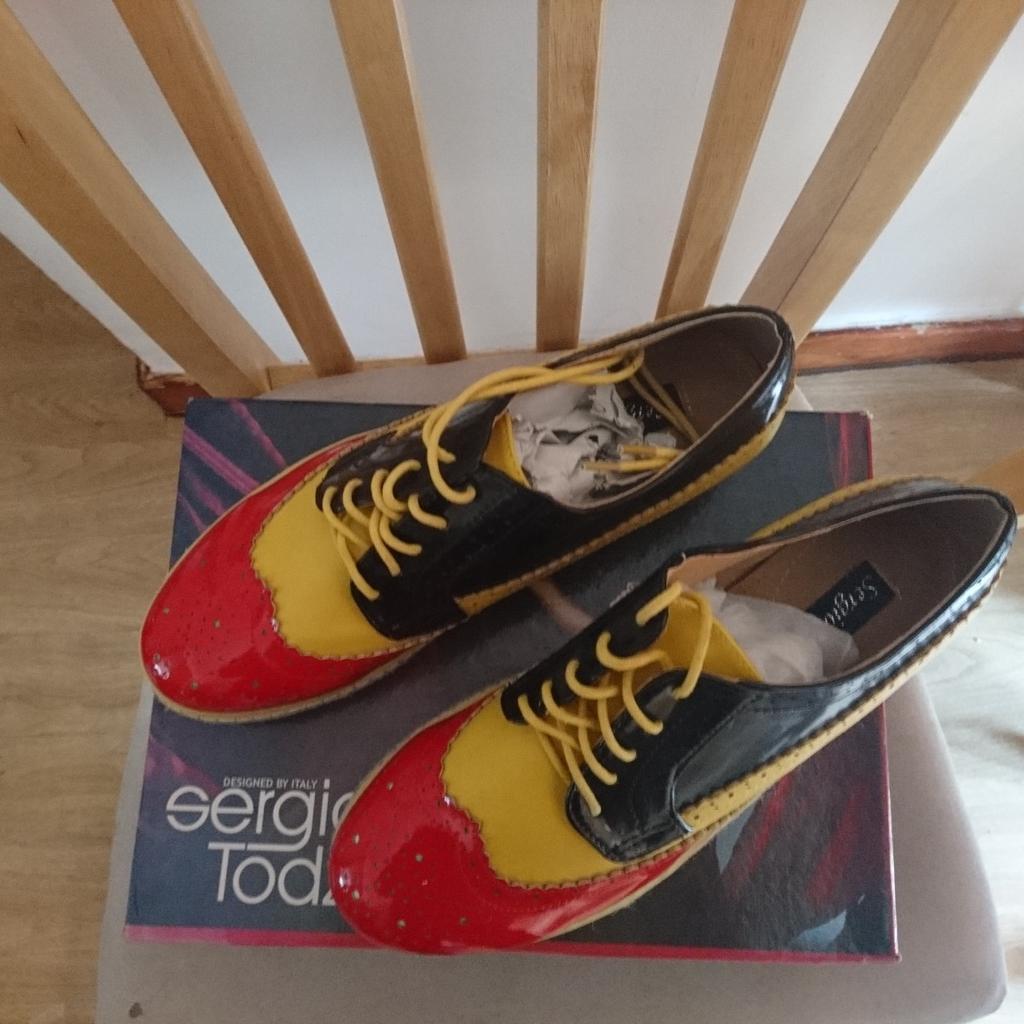 Brand new ladies shoes
Size 6
Red,yellow and black
Sorry but I don't post.