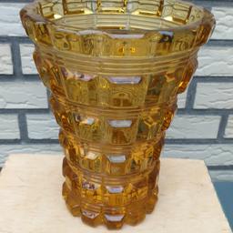Vintage Amber Glass Bernsteinfarbe Blumenvase 60/70er jahre
Eine schöne große Blumenvase mit viereck Muster,die Vase ist 21cm groß,15cm durchmesser,die Vase ist in guten Zustand nur von innen ein Kalkrand
wiegt 1872g
Versand 7€dhl Überweisung