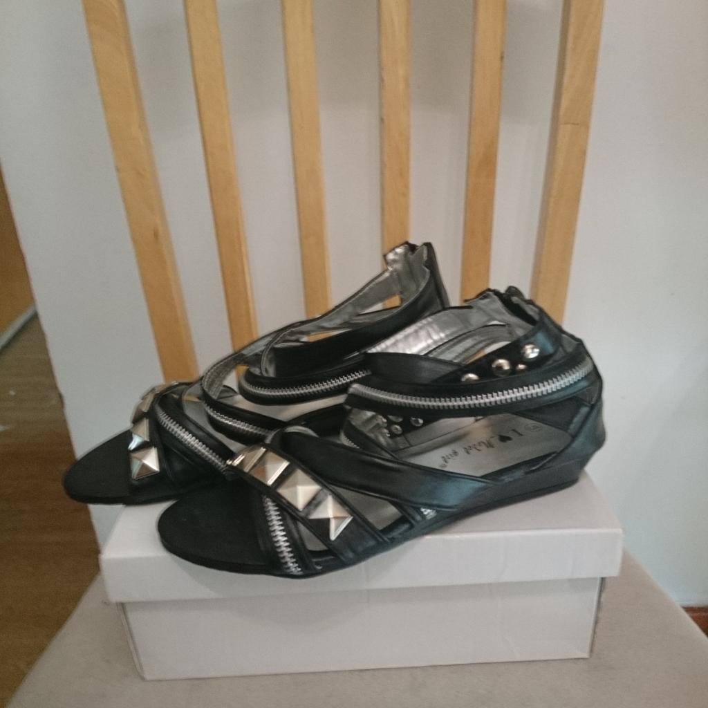 Brand new ladies sandals
Size 5
Colour black with silver
Sorry but I don't post.