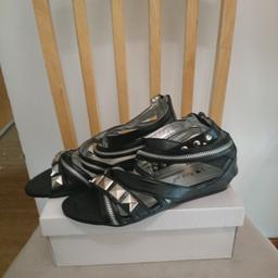 Brand new ladies sandals
Size 5
Colour black with silver
Sorry but I don't post. 