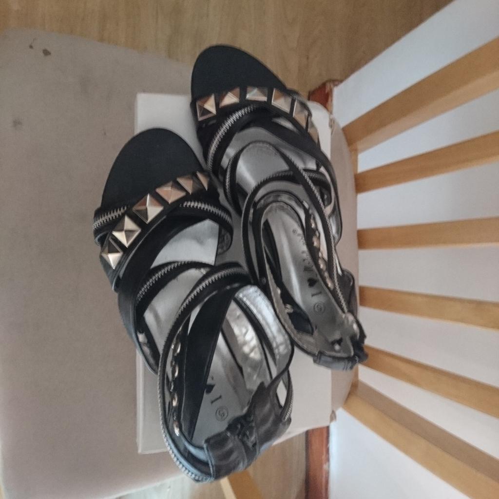 Brand new ladies sandals
Size 5
Colour black with silver
Sorry but I don't post.