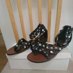 Brand new ladies sandals
Black with silver studs
Size 5
Zip at back of shoe
Sorry but I don't post. 