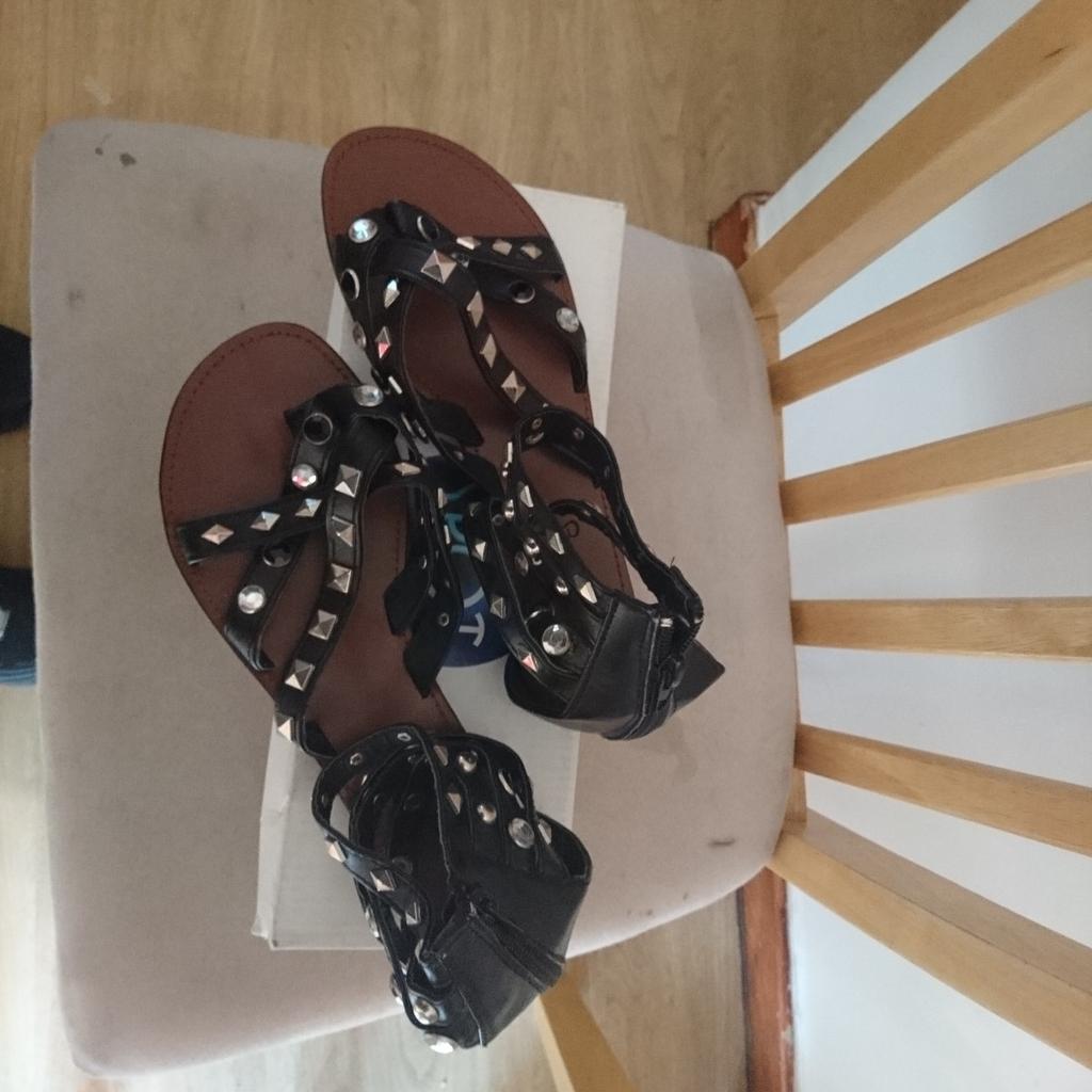 Brand new ladies sandals
Black with silver studs
Size 5
Zip at back of shoe
Sorry but I don't post.