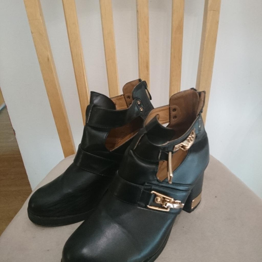 Ladies ankle boots
Size 6
Black leather ankle boots with gold buckles
Block heel
Used a couple of times, but in great condition.
Sorry but I don't post.