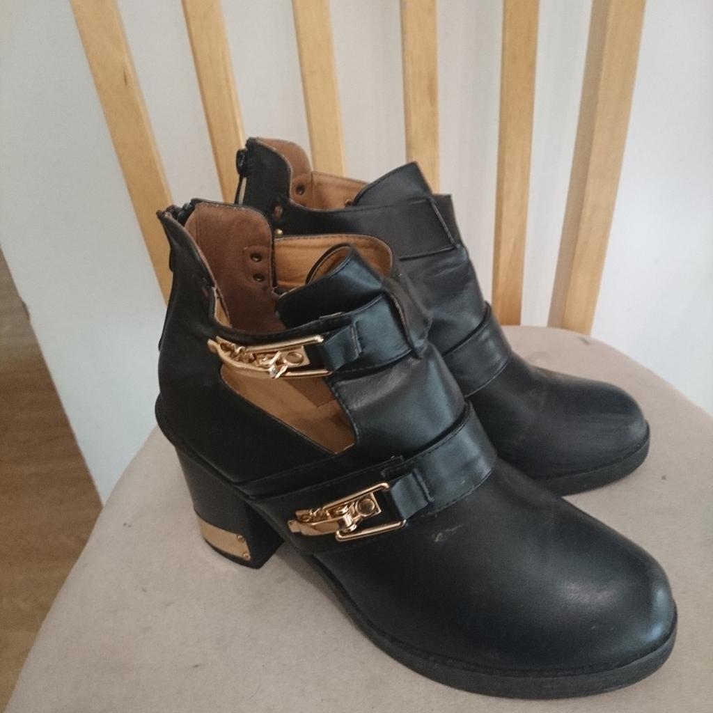 Ladies ankle boots
Size 6
Black leather ankle boots with gold buckles
Block heel
Used a couple of times, but in great condition.
Sorry but I don't post.
