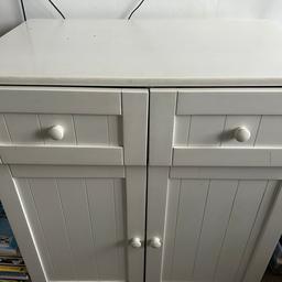 White bedroom cupboard, been well used but still functional. Dimensions:
Wide 83.5cm
Deep 53cm
High 90cm
I do have a matching children’s wardrobe which need some TLC, buyer can have wardrobe for free if wanted.
Collection required