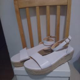 Brand new ladies sandals
Size 7/8
Colour white
Thick sole
Sorry but I don't post. 