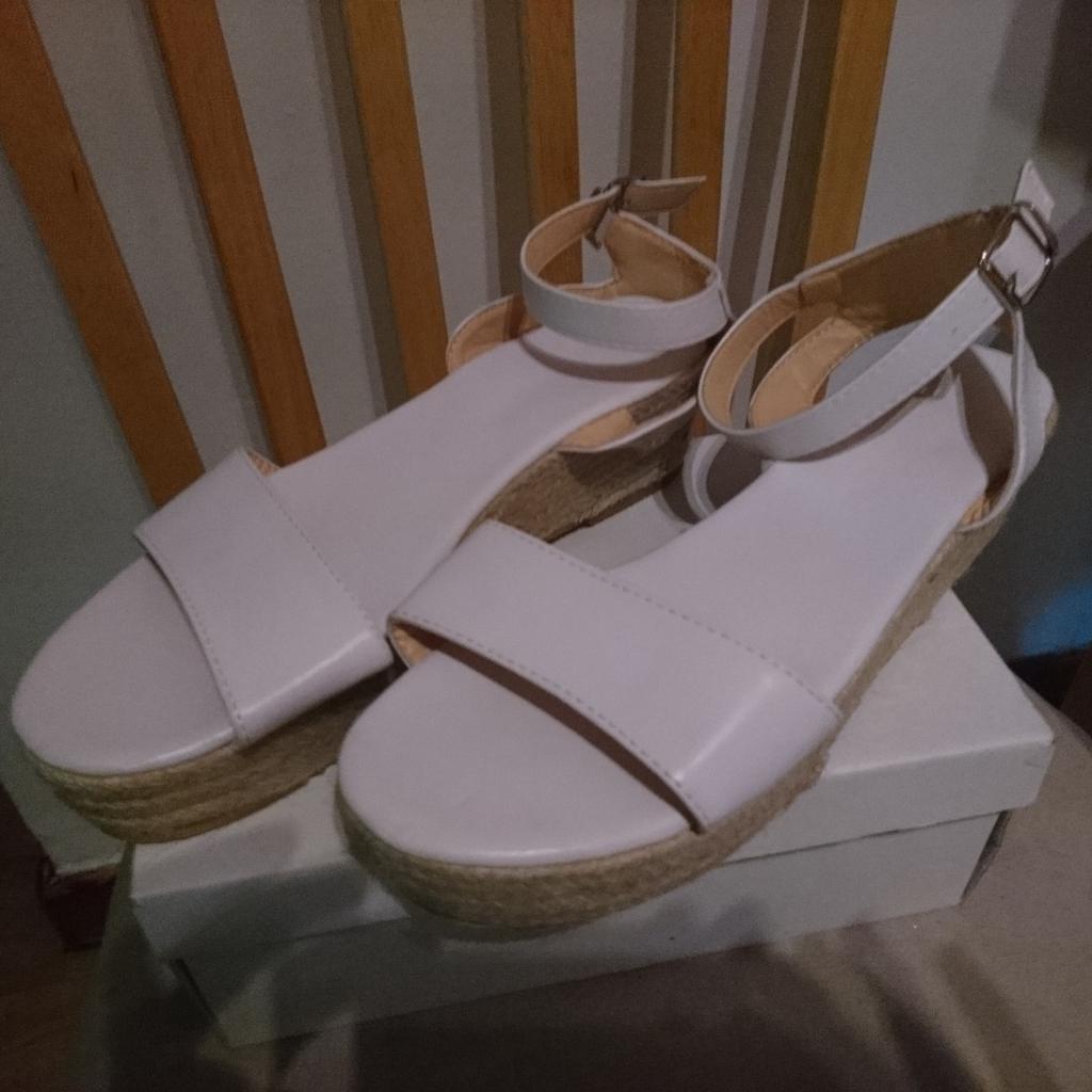 Brand new ladies sandals
Size 7/8
Colour white
Thick sole
Sorry but I don't post.