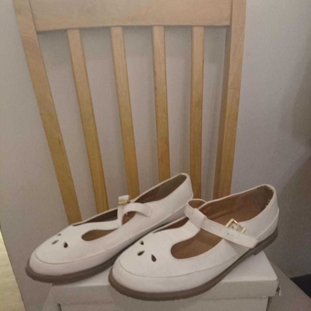 Brand new ladies shoes
Size 5
Colour white
Sorry but I don't post.