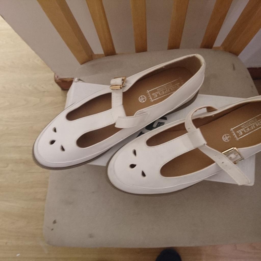 Brand new ladies shoes
Size 5
Colour white
Sorry but I don't post.