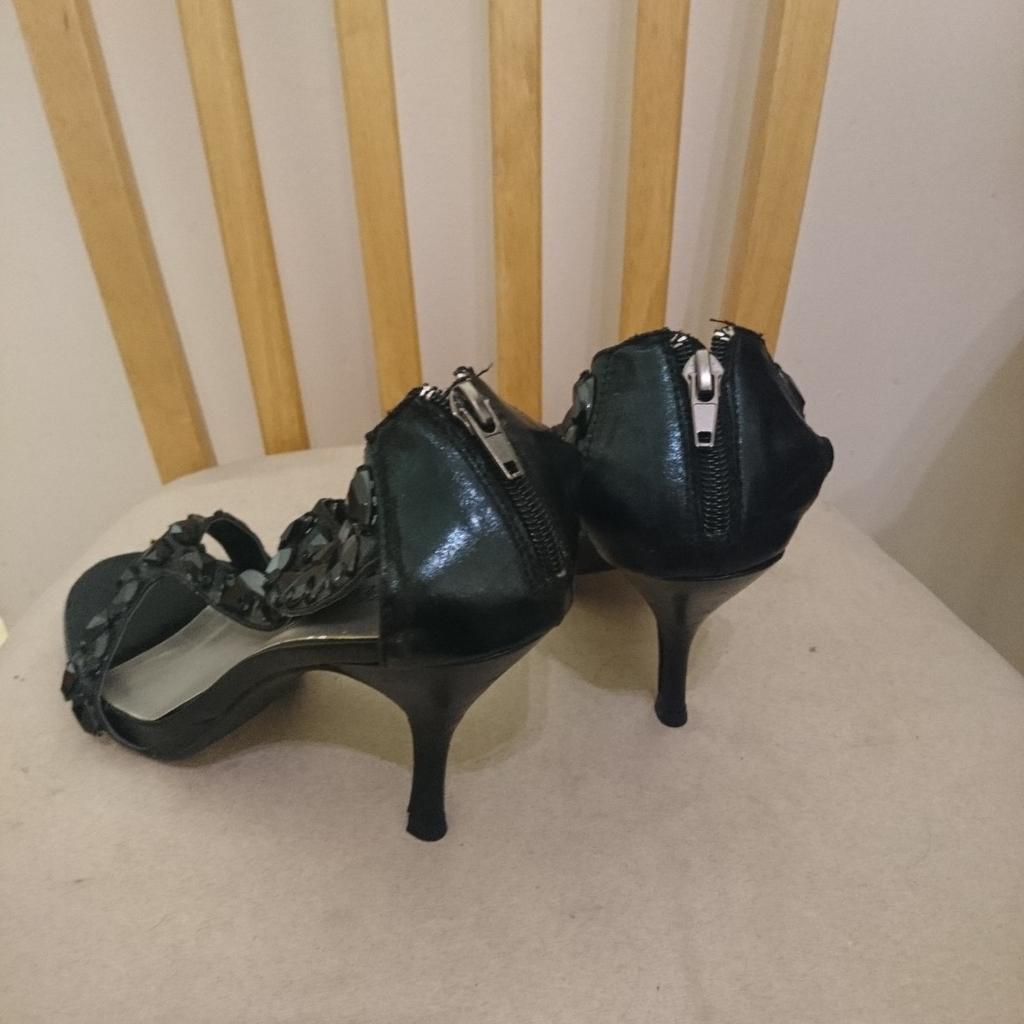 Brand new ladies high heels
Size 6
Colour black
Sorry but I don't post.