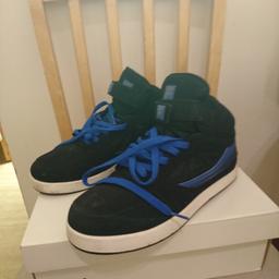 Mens Fila trainers
Size 7
Colour black with blue
Only used once.
Sorry but I don't post. 