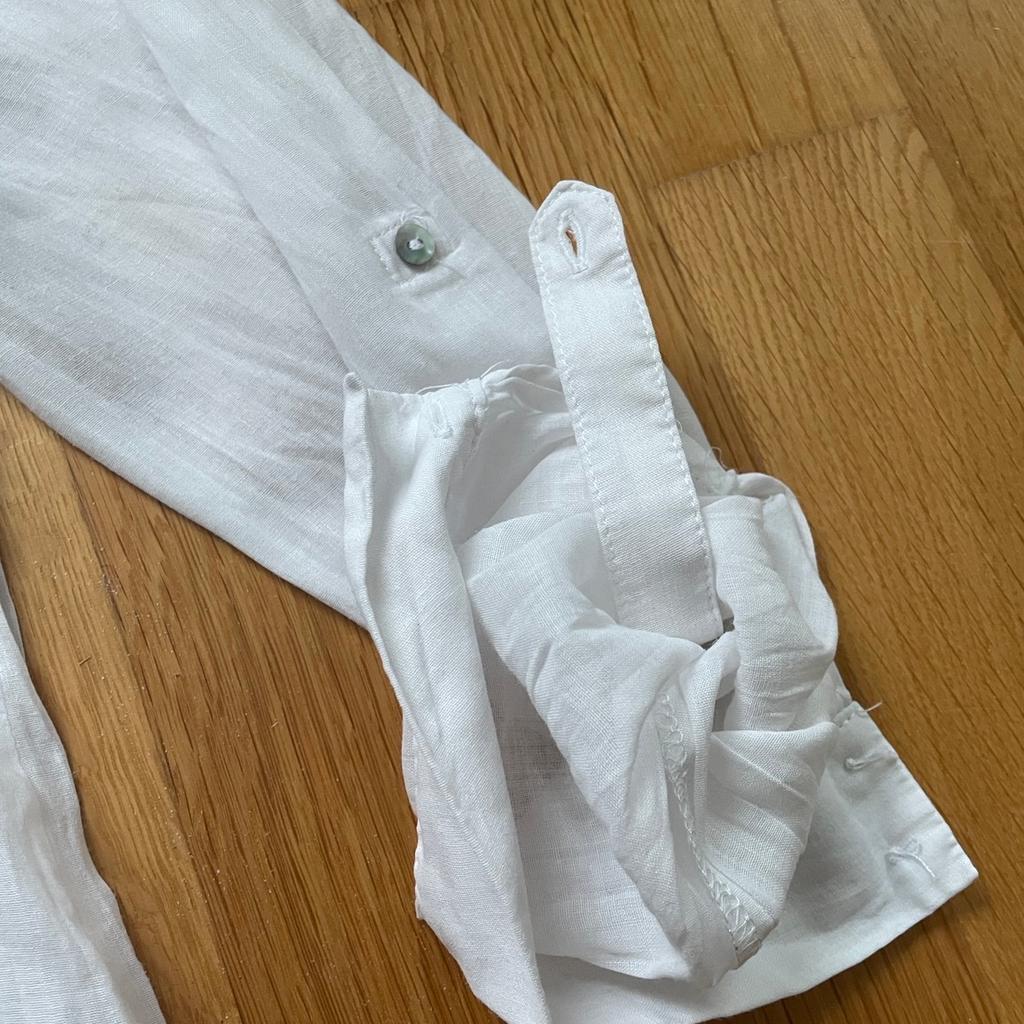 Zara Basic Bluse gr M / 38 / 36 S
Weiß, 2 aufgesetzte Taschen auf der Brust, sehr feines leicht transparentes Material, Etikett leider entfernt, tippe auf Baumwolle und / oder Leinen, schöne Perlmuttknöpfe, Möglichkeit die Ärmel mit Riegel auf 3/4tel raufzuknöpfen.
Versand in AUT €3