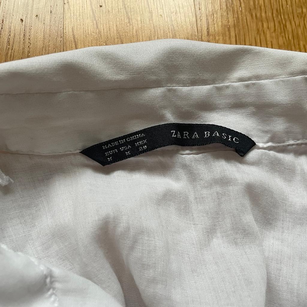 Zara Basic Bluse gr M / 38 / 36 S
Weiß, 2 aufgesetzte Taschen auf der Brust, sehr feines leicht transparentes Material, Etikett leider entfernt, tippe auf Baumwolle und / oder Leinen, schöne Perlmuttknöpfe, Möglichkeit die Ärmel mit Riegel auf 3/4tel raufzuknöpfen.
Versand in AUT €3