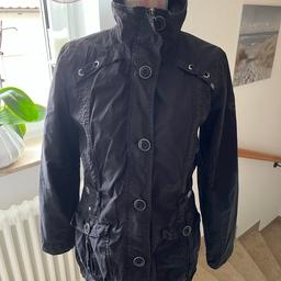 Schwarze Jacke von Soccx im sehr guten Zustand
Gr.40
Kann an Taille zusammen gebunden werden
Privatverkauf,keine Garantie
