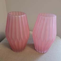 Beautiful pair of Pink Glass Vases from Next

In great condition and from a smoke free home.

Height is approx 29cm