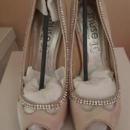 brand new in a box
heeled
size 5
peep toe and diamonte on rim
Ideal for party, prom or wedding
look at my other items
actual colour on box champagne
Please note postcode is WS2