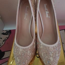 Brand new in a box
never worn
size 5
colour gold
glitzy shoes ideal for wedding prom or night out
Please note postcode is WS2