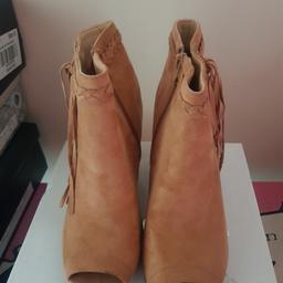 only worse once come in a box
size 5
tan in colour
detail tassel on the side peep toe
offer me a price