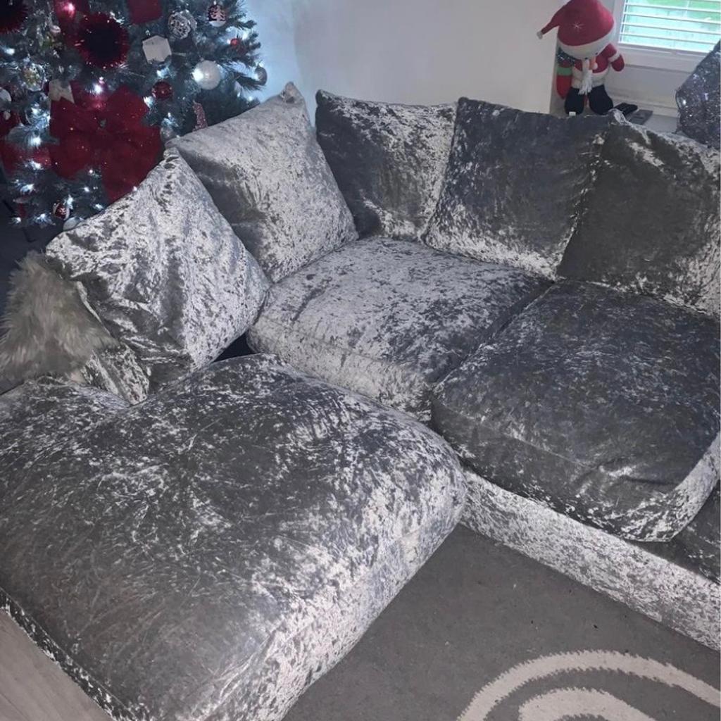 Hiya selling my beloved grey crushed velvet corner sofa! 😍 such a stunning sofa in immaculate condition! Reason for selling is because I’m after a corner leather sofa now. Can take off all the cushion Covers and wash them. Hate to see my sofa go, but I’m looking for a new colour theme, will be COLLECTION ONLY FROM B19, WILL NEED MAN AND VAN all measurements are in the photos.
Sensible offers welcome