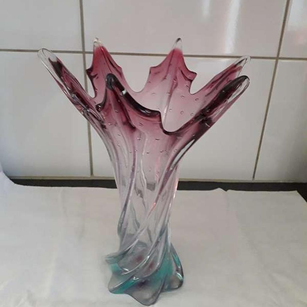Verkaufe sehr dekorative Vase aus Muranoglas, Handarbeit, mit Luftblasen, mehrfärbig, ausgezeichneter Zustand.

30 cm hoch, 22 cm Durchmesser oben und 12 cm Durchmesser unten.
