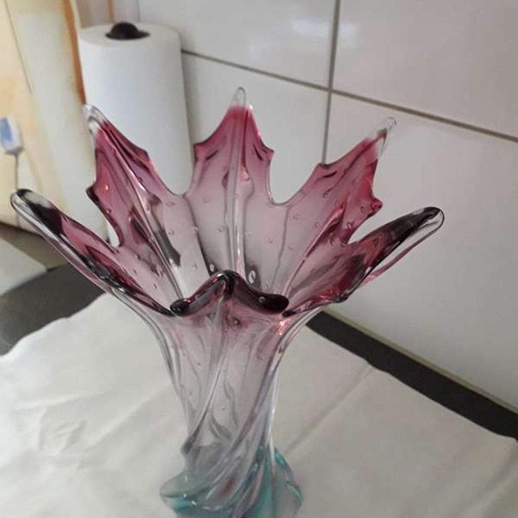 Verkaufe sehr dekorative Vase aus Muranoglas, Handarbeit, mit Luftblasen, mehrfärbig, ausgezeichneter Zustand.

30 cm hoch, 22 cm Durchmesser oben und 12 cm Durchmesser unten.