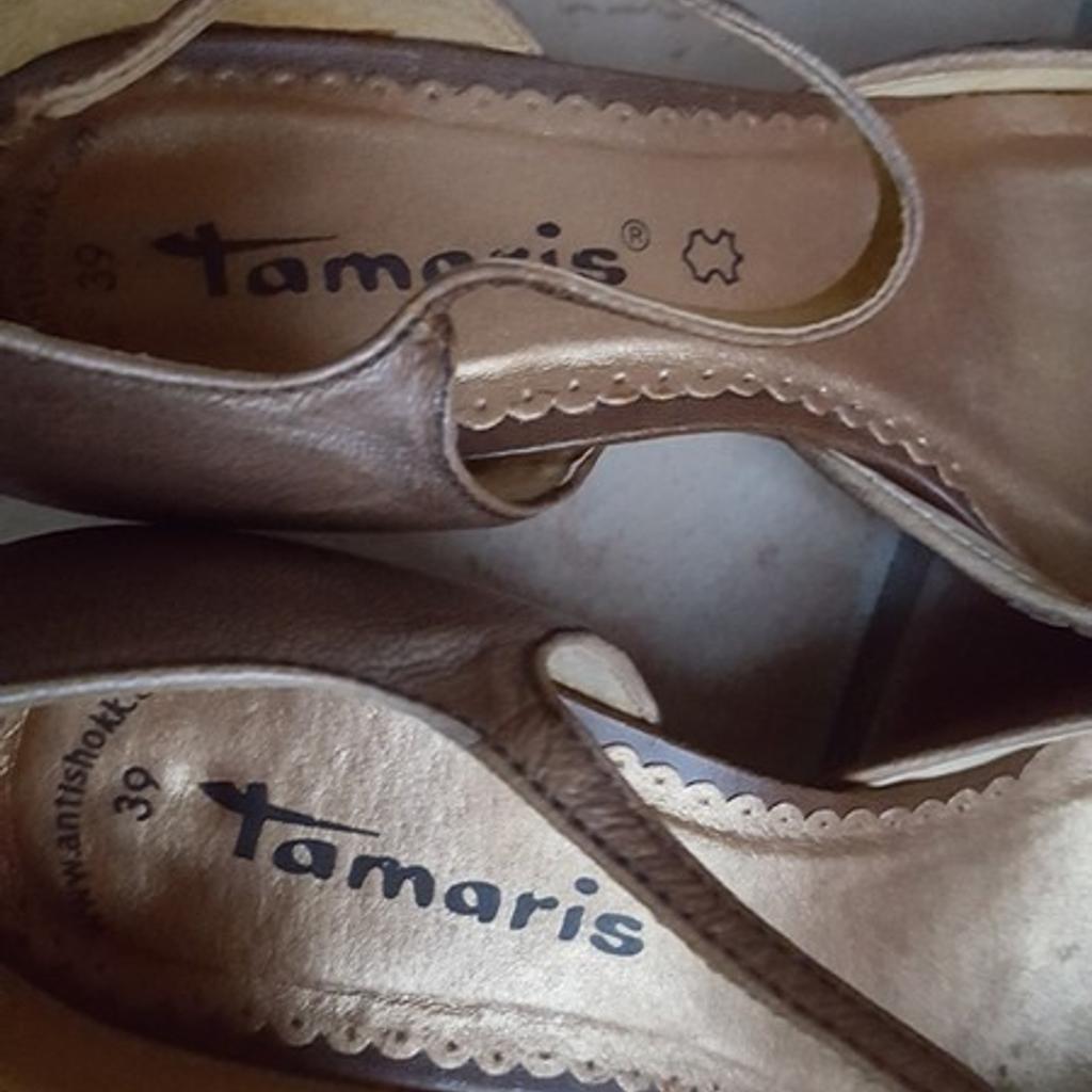 Schöne bequeme Pumps von Tamaris in Gr. 39 echtes Leder. Kann gerne für € 3,99,- versendet werden. Der Verkauf erfolgt unter Ausschluss jeglicher Gewährleistung.