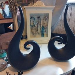 Two black swirl ornaments pot  no longer match deco