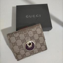 vendo portafoglio Gucci originale con scatola. tessuto un po' rovinato sopra e sotto per questo prezzo basso.