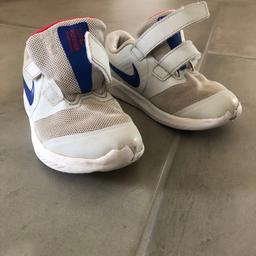 Verschenke Nike Turnschuhe in Gr. 26 für Kinder. Wie man auf den Bildern sieht sind sie vorn schon etwas beschunden. Versand für 5,49 € möglich.