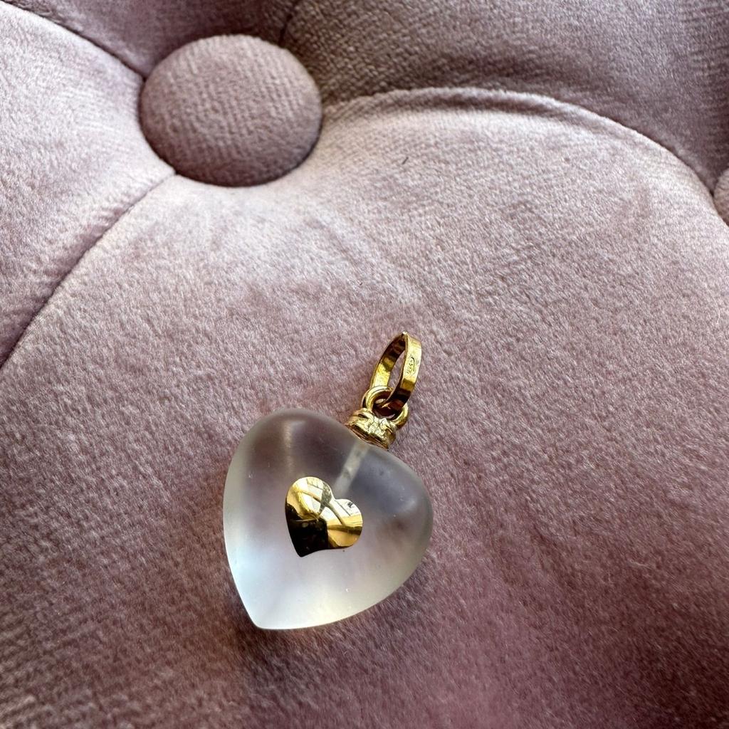 Ciondolo a forma di cuore in cristallo di Rocca, con dettagli in oro 18k, mai utilizzato ne indossato.

Consegna a mano a Como o spedizione a carico dell’acquirente.