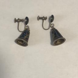 Hallmarked sterling silver and stamped Siam old vintage Thailand earrings in shape of bell 🔔. Nicely designed and engraved, pls look at the pictures attached for more details can accept PayPal, collection, bank transfer or delivery if close by.shpocks wallet too