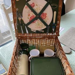 Collection yardley b25
1950s picnic hamper/basket
Please see photos has been used as it is old so not perfect.