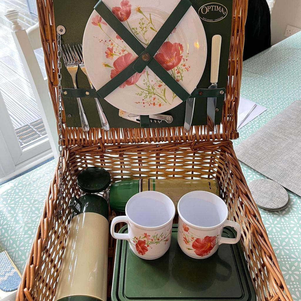 Collection yardley b25
1950s picnic hamper/basket
Please see photos has been used as it is old so not perfect.
